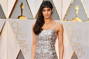 PR/Pressemitteilung: Hairstyling von Moroccanoil für Sofia Boutella