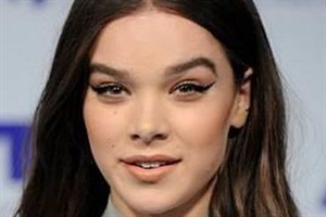 PR/ Pressemitteilung: Laura Mercier Styling für Hailee Steinfeld, VMAS 2017