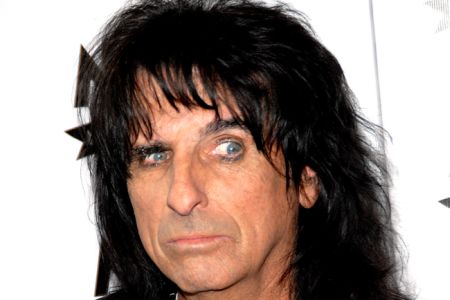 Alice Cooper kauft Bibel für Lady Gaga