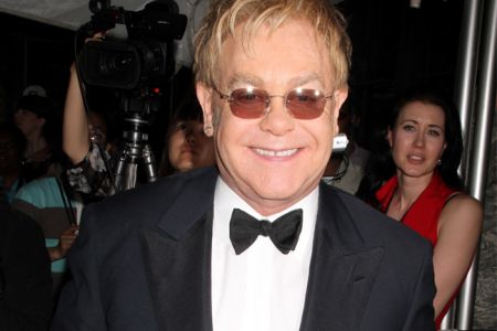 Elton John schreibt Buch über Aids