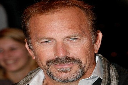 Kevin Costner spricht bei Whitney Houstons Beerdigung