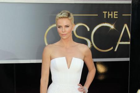 Charlize Theron von Kurzhaarfrisur begeistert