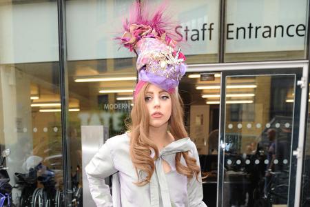 Lady Gaga feiert wie Alice im Wunderland