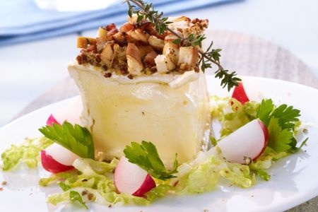 Überbackener Brillat-Savarin mit süßem Senf, Brezelkruste und Caesar Salad