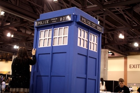 Bild: A Dr. Who police box at the 2012 Phoenix Comicon in Phoenix, Arizona. Urheber: Gage Skidmore